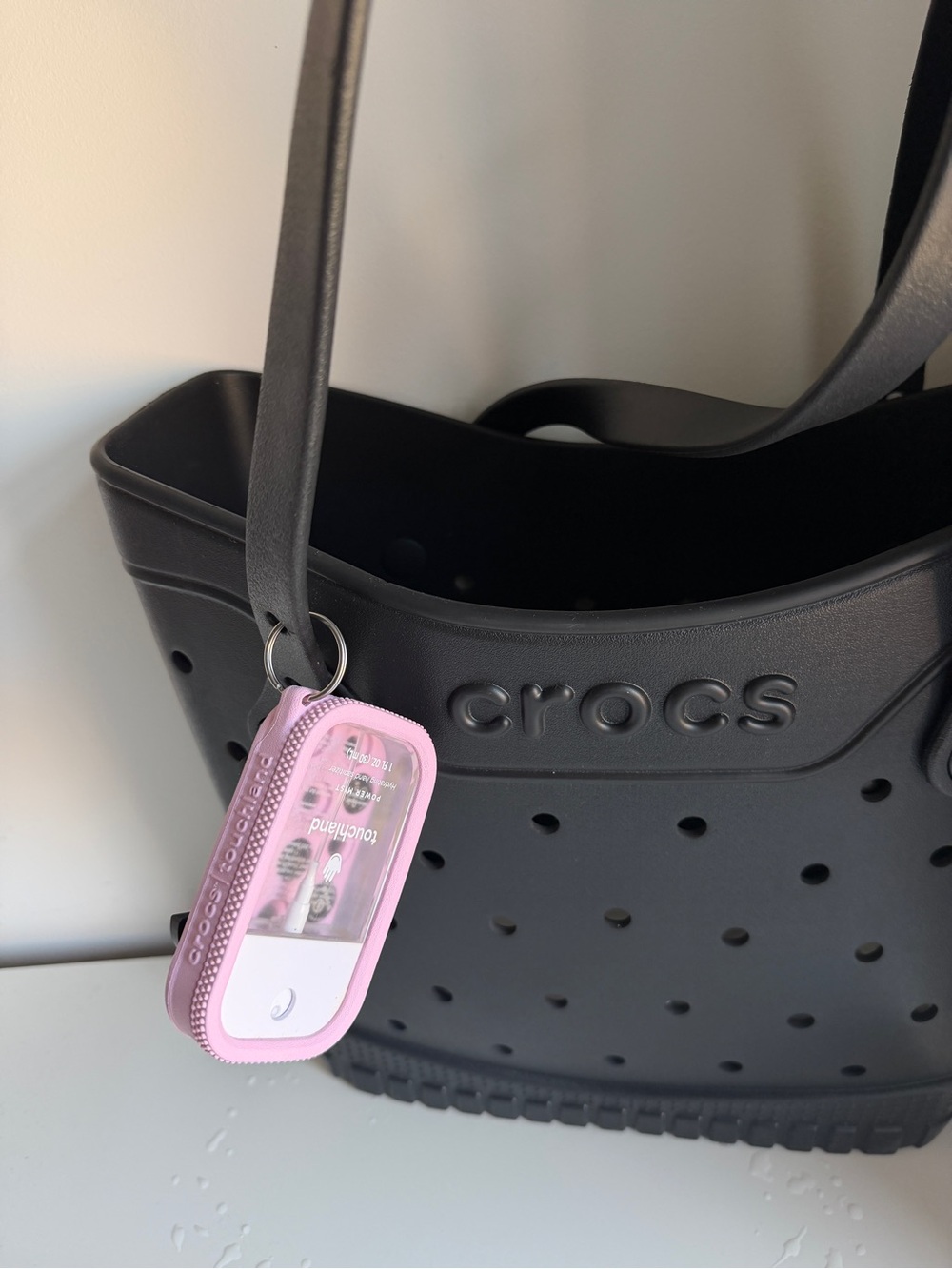 NEW Crocs Women's Medium Tote Bag in Black with Pink Charm - Picture 3 of 8